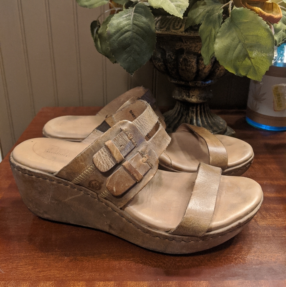 BORN Women's Wedge Sandals sz 9.  #hh